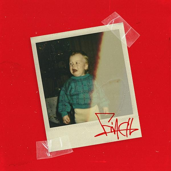 Polaroid-Foto eines Babys mit blauem Pullover und weißer Hose auf rotem Hintergrund.