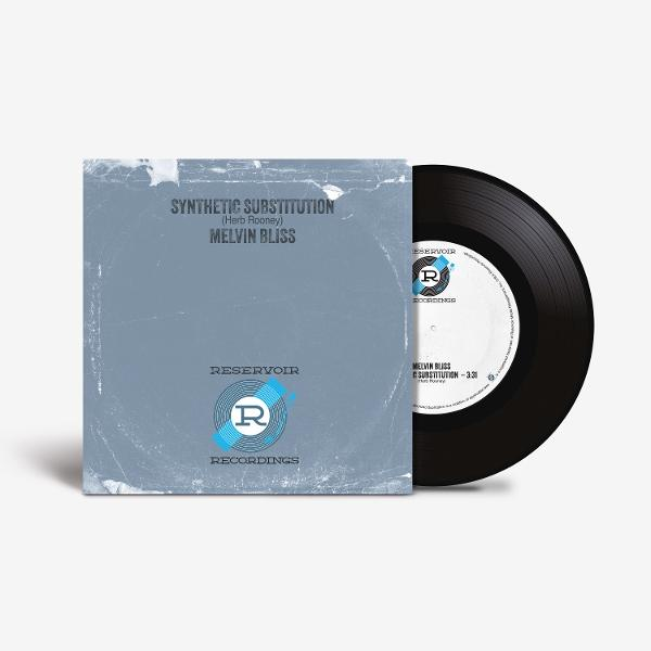 Eine Plattenhülle mit Text. Eine schwarze Vinylplatte liegt neben der Hülle.