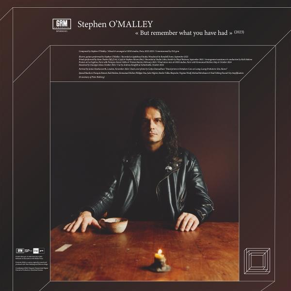 Albumcover, Mann sitzt an einem Tisch, Kerze und Text.