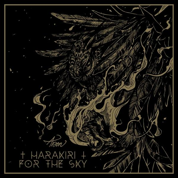 Albumcover mit schwarzem Hintergrund und einer Eulen- und Federzeichnung in Gold.