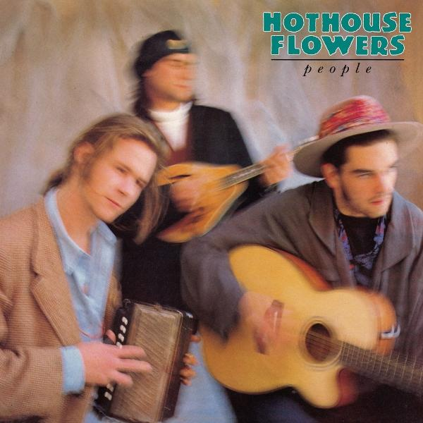 Drei Musiker mit Instrumenten, einer mit Akkordeon. Albumcover von Hothouse Flowers, "People."