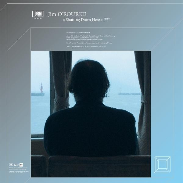 Albumcover: eine Silhouette eines Mannes, der aus dem Fenster schaut, mit Text.