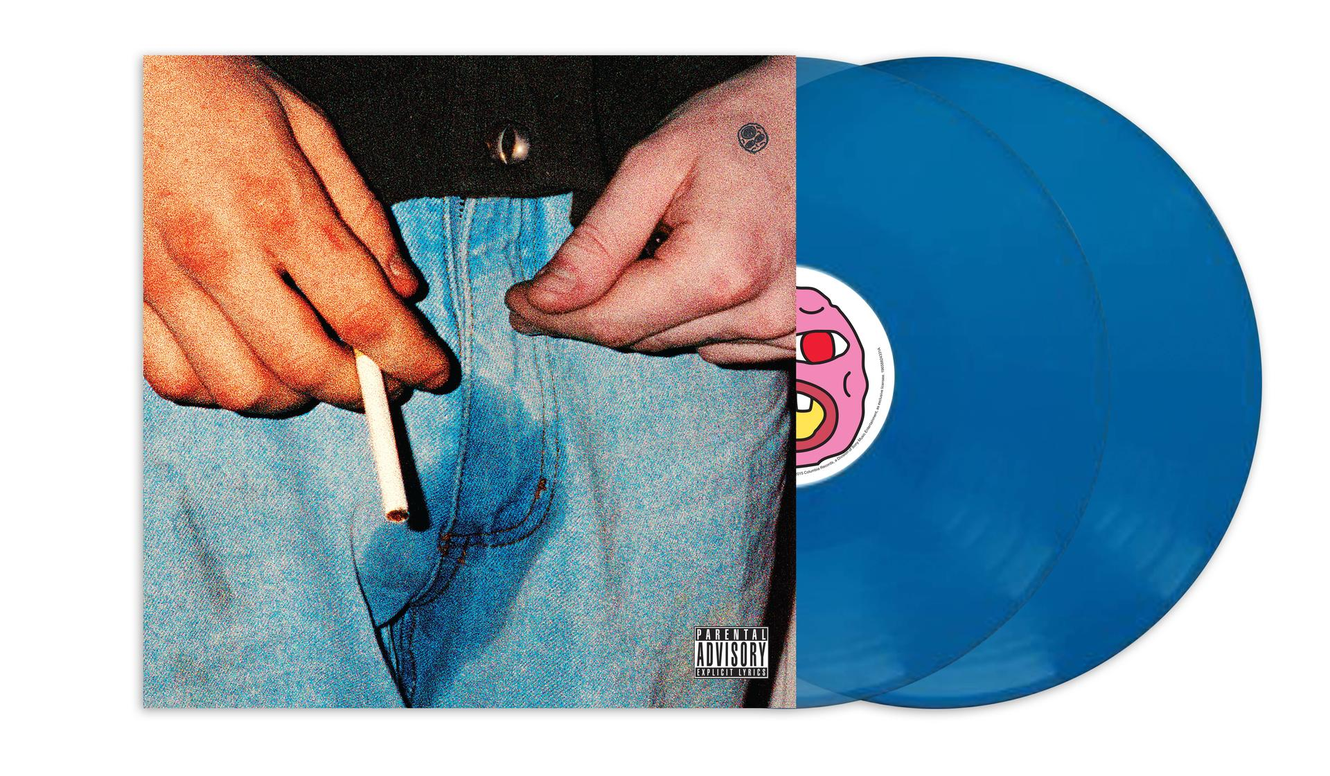 Albumcover zeigt Hände, die eine Zigarette drehen. Blaue Vinylplatten sind sichtbar.