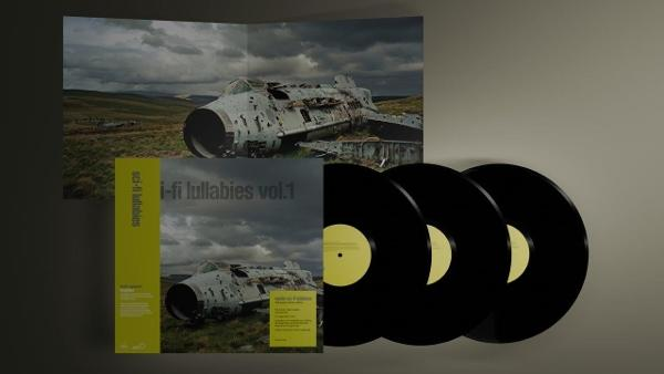 Albumcover mit drei schwarzen Schallplatten und einem Bild eines abgestürzten Flugzeugs.