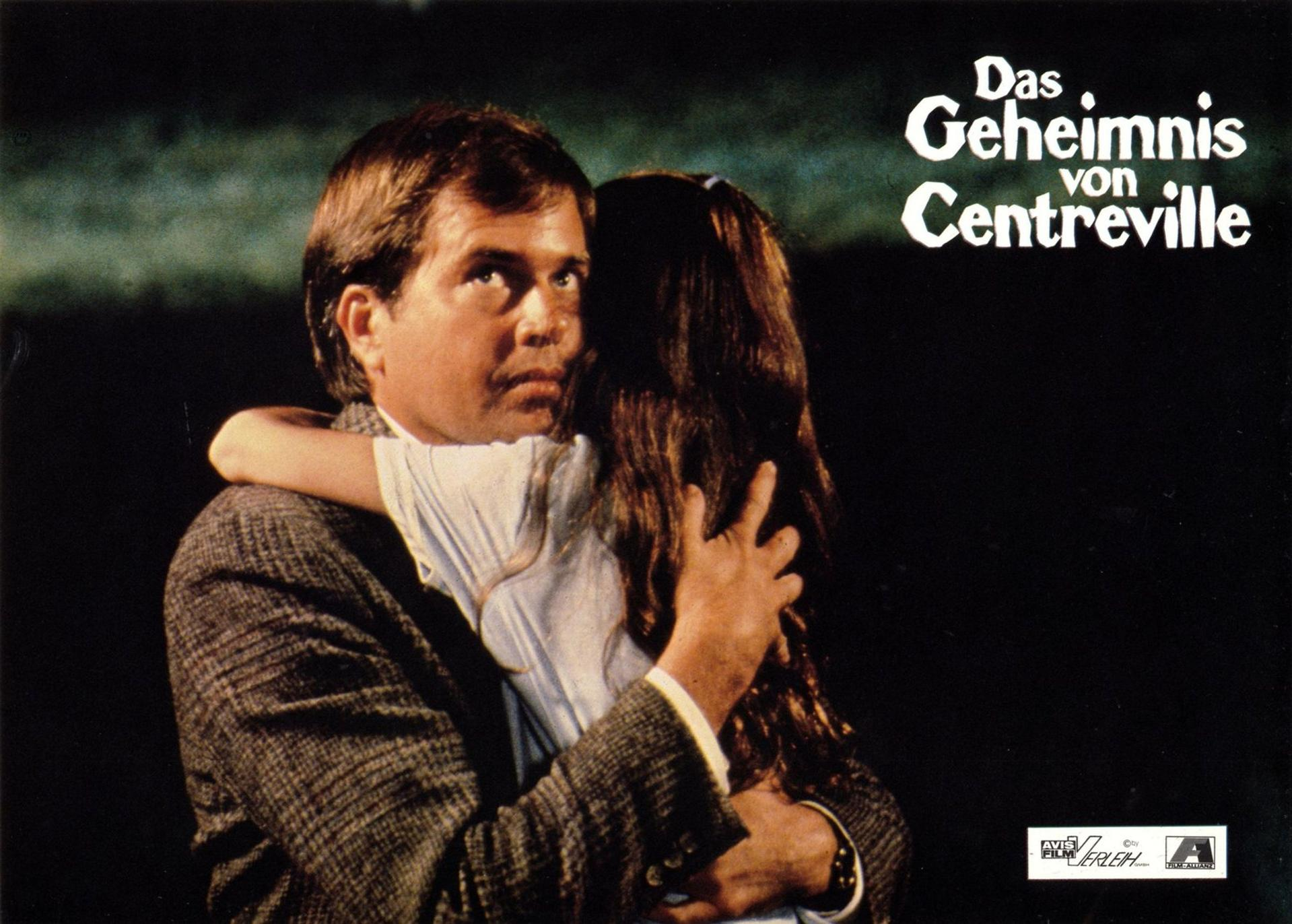 Filmposter mit Mann, der Mädchen umarmt, Text 'Das Geheimnis von Centreville' sichtbar.