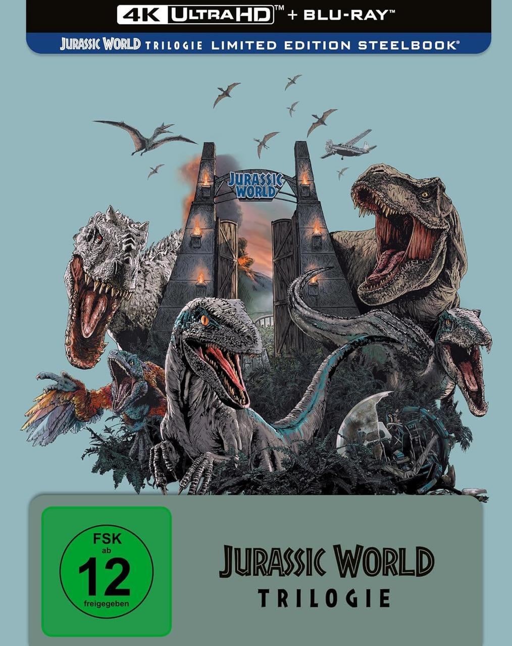 Filmcover mit Dinosauriern, einem Tor und den Worten Jurassic World Trilogy auf blauem Hintergrund.