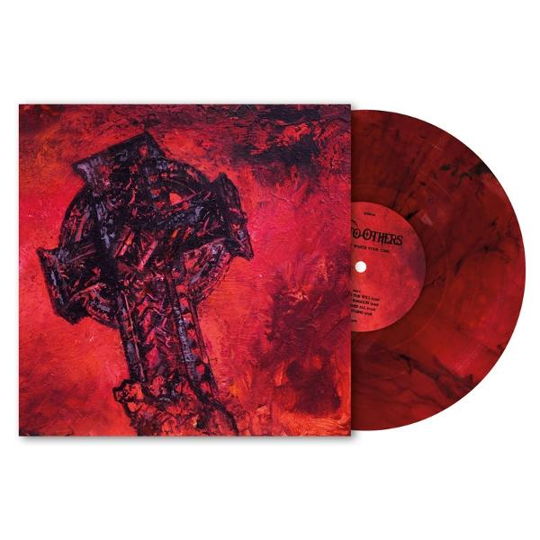 Vinyl-Schallplatte mit rotem und schwarzem Cover. Auf dem Cover ist ein Kreuz gemalt.