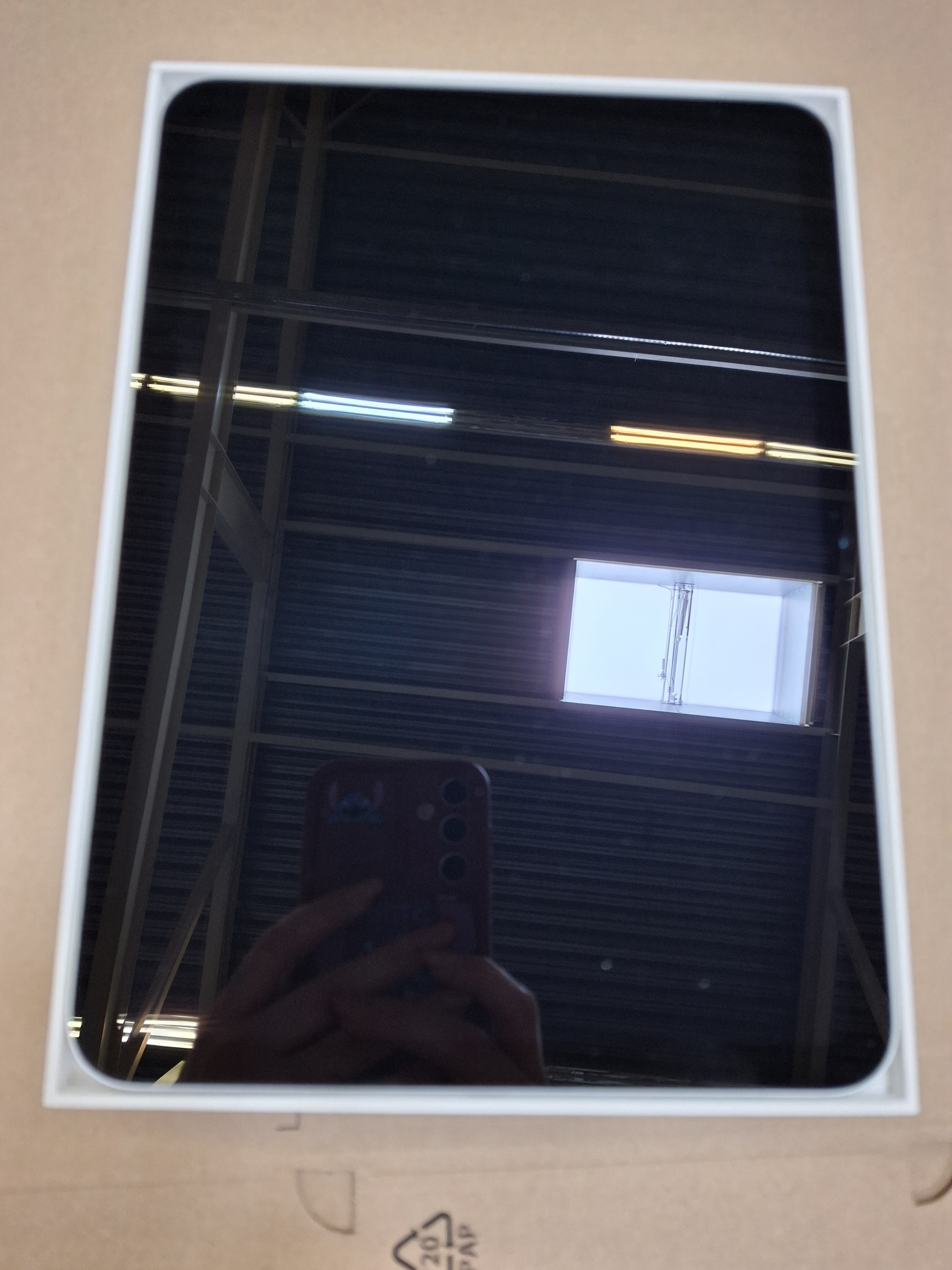 Ekran tabletu odbijający pokój ze światłami i oknem.