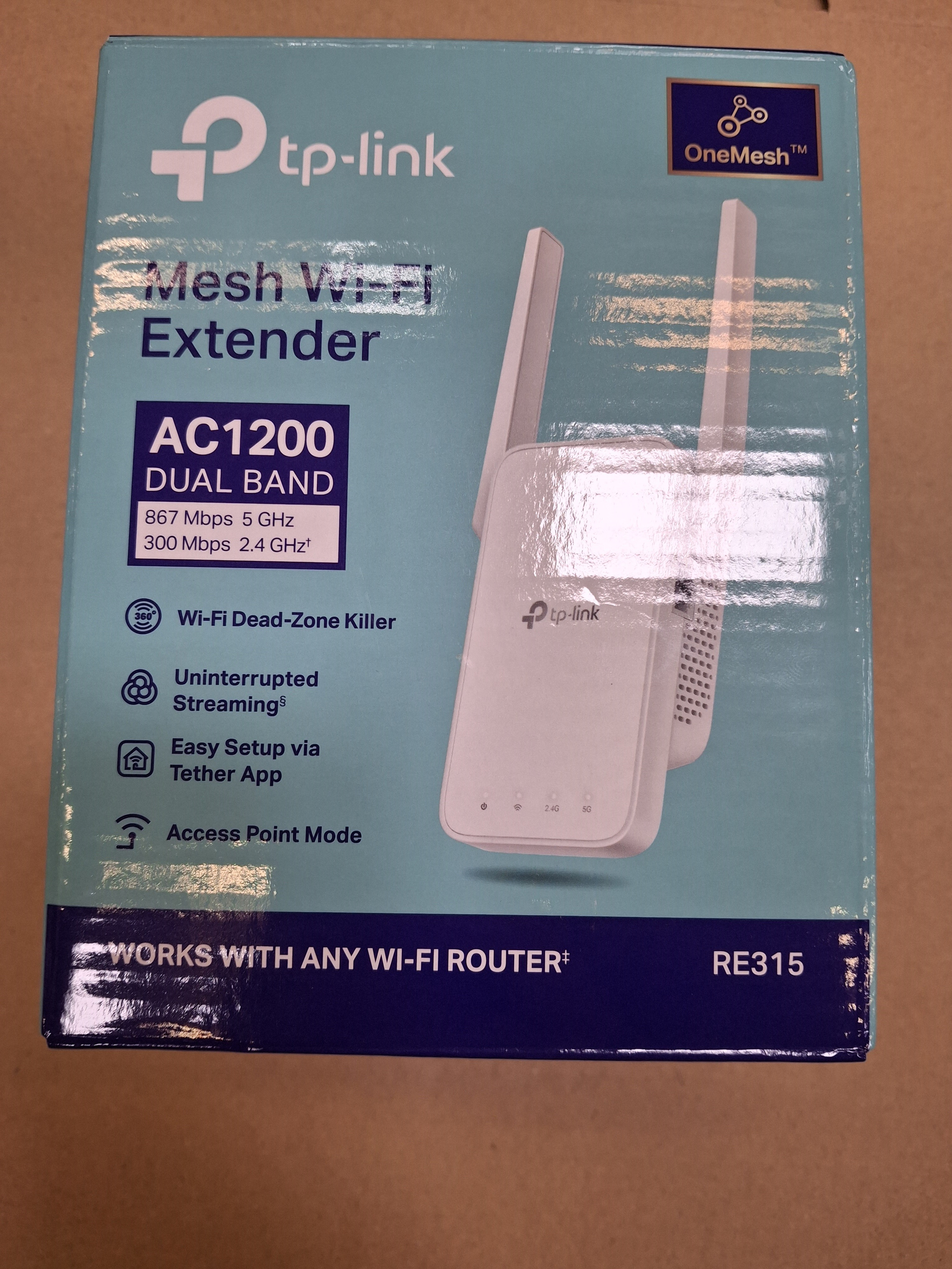 Białe pudełko wzmacniacza Wi-Fi z tekstem i obrazami. Posiada dwie anteny.