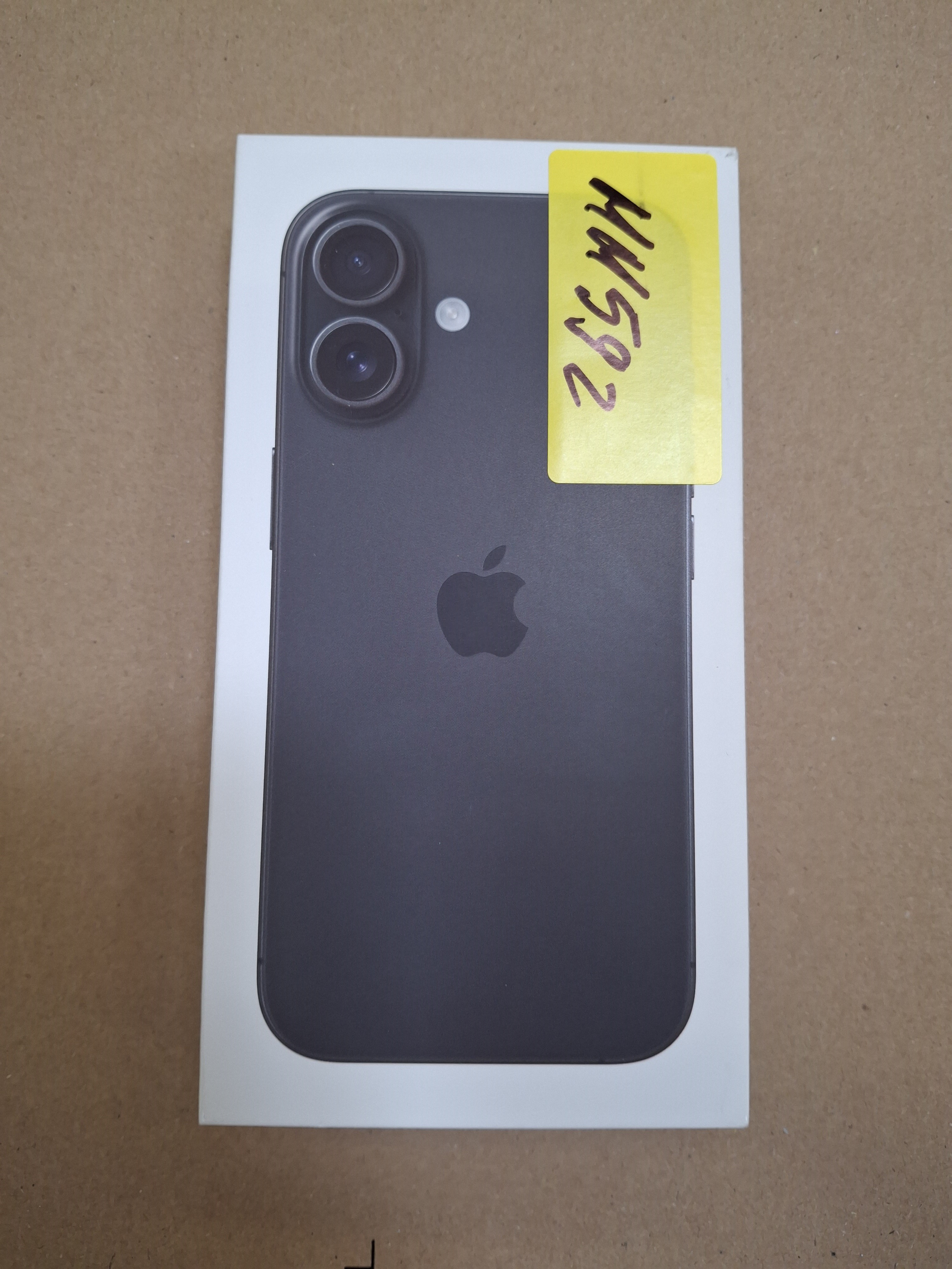 Czarny telefon w pudełku, pokazujący tył z dwoma aparatami i logo Apple.