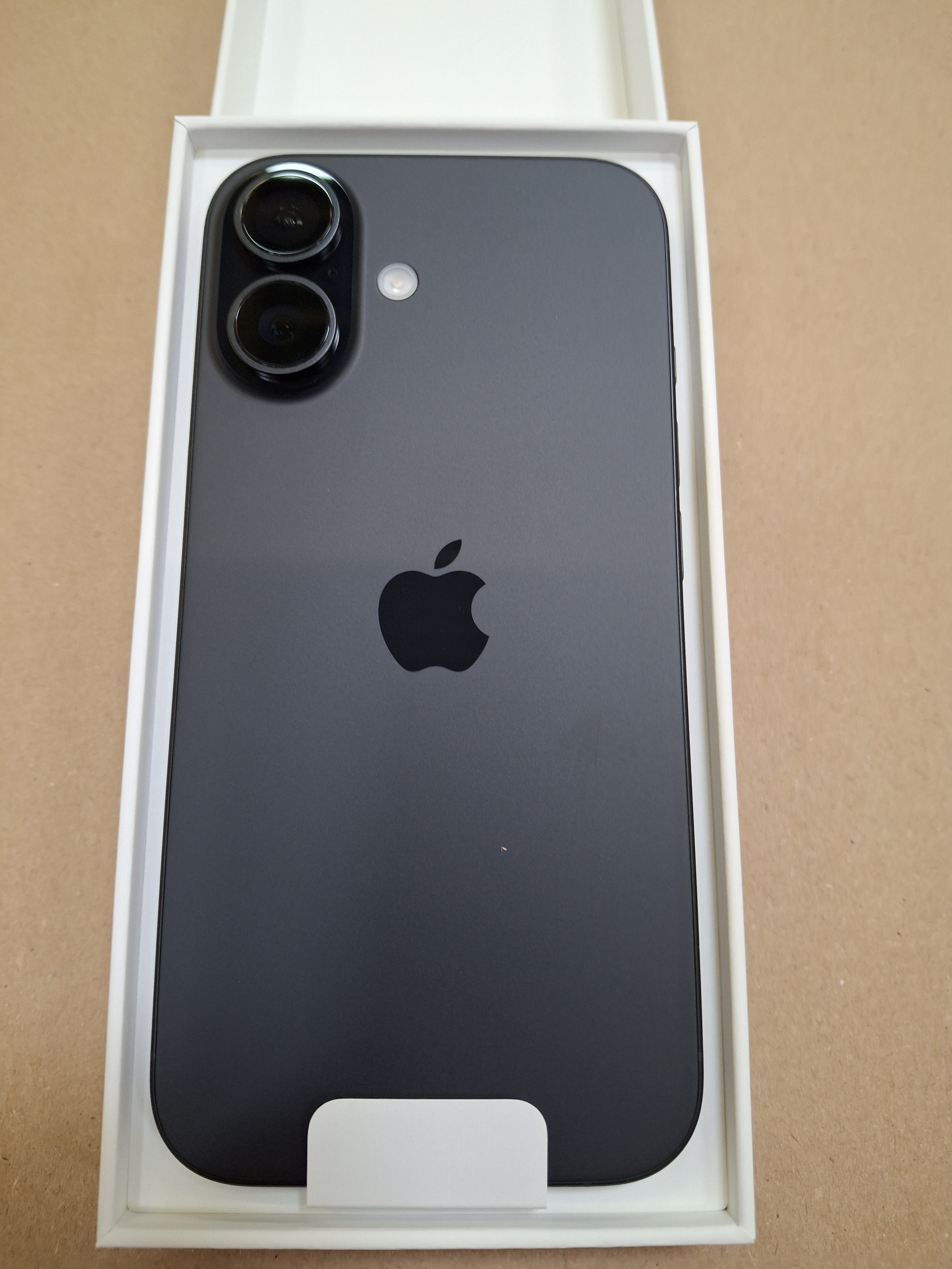 Tył czarnego telefonu z dwoma aparatami i logo Apple.