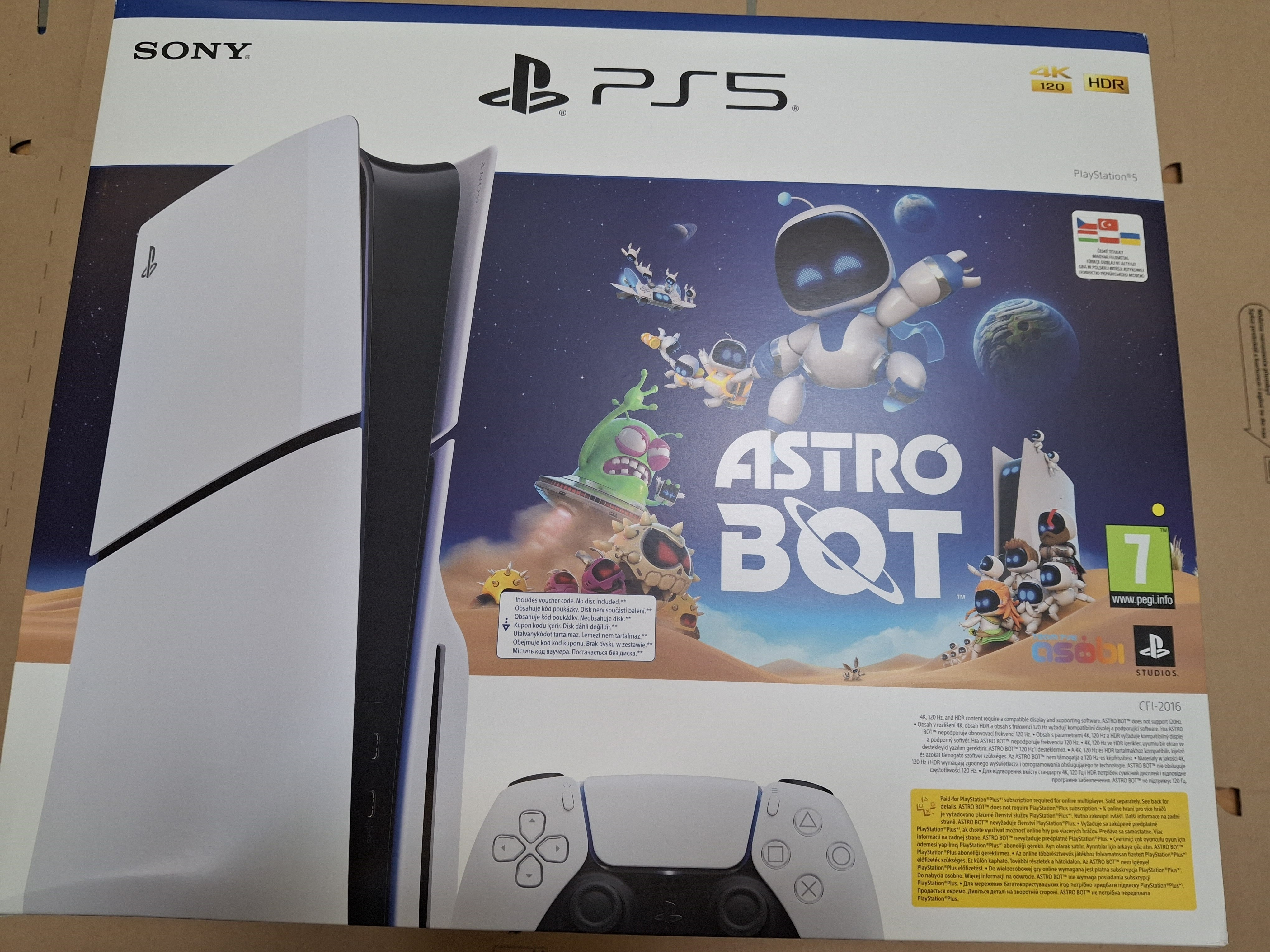 Pudełko PlayStation 5 ze zdjęciem konsoli i grafiką gry Astro Bot. Na dole kontroler.