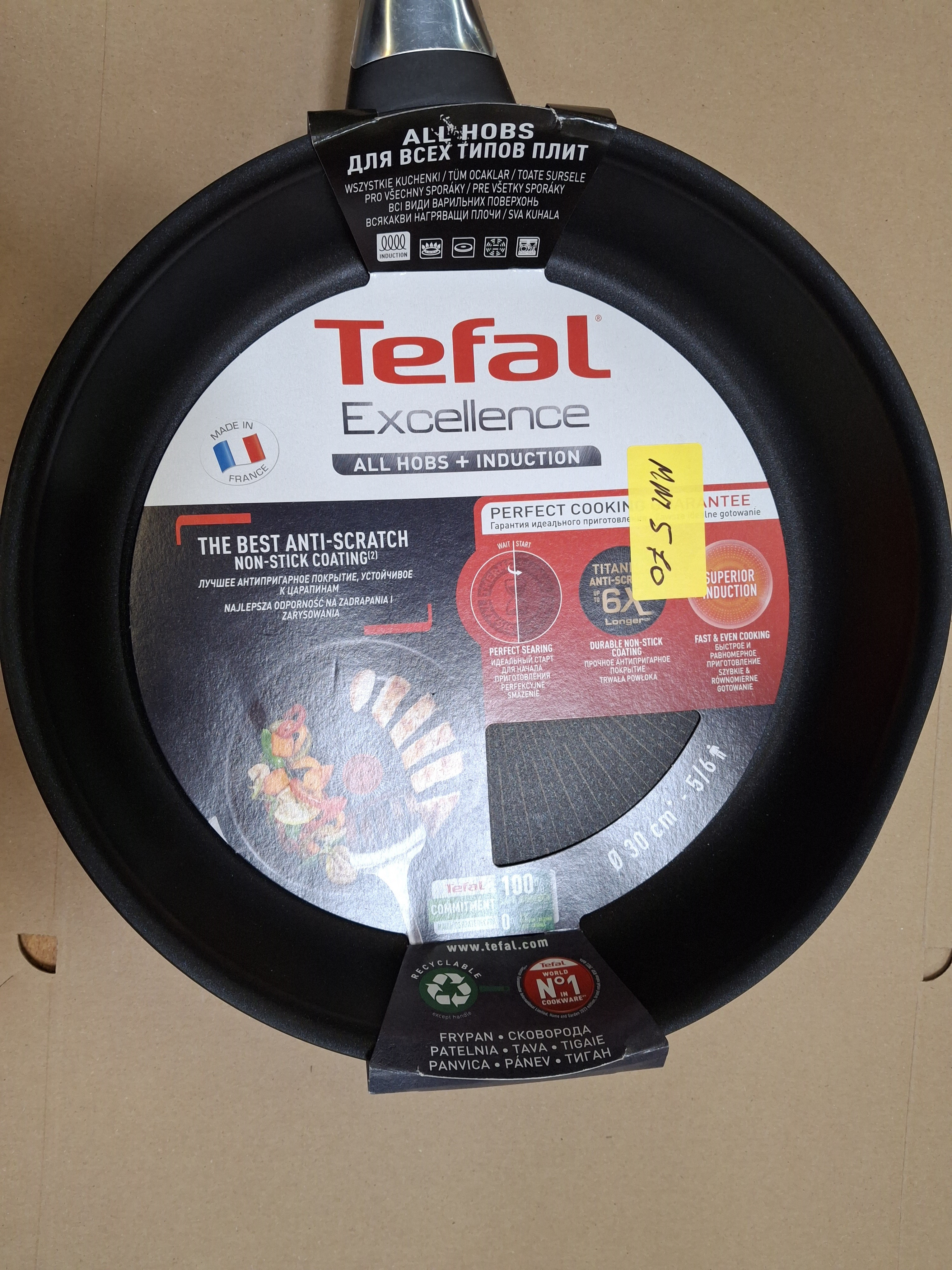 Czarna patelnia z tekstem. Tefal Excellence, powłoka nieprzywierająca i inne cechy są pokazane.