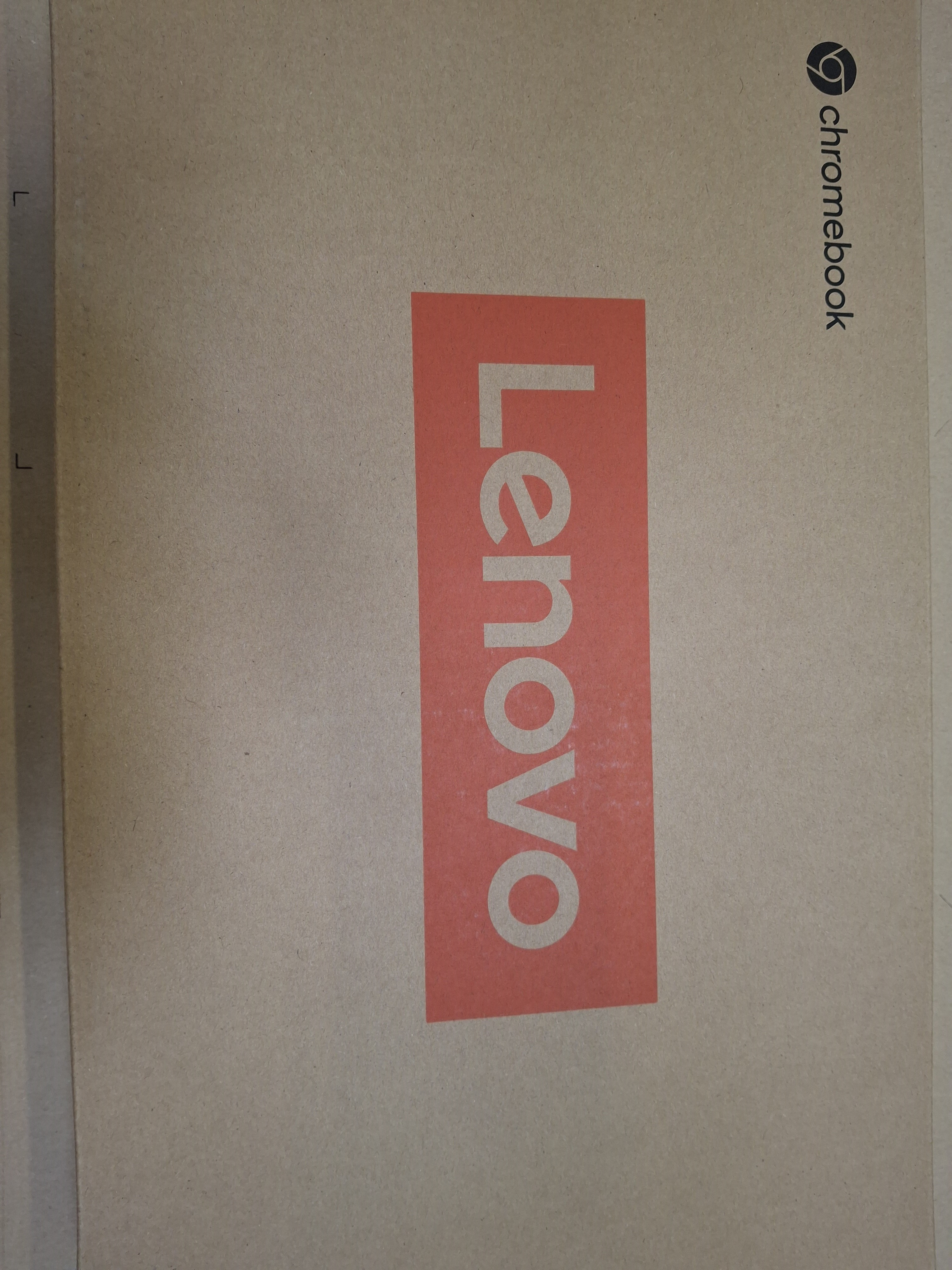 Brązowe pudełko Lenovo Chromebook. Logo Lenovo znajduje się w czerwonym prostokącie.