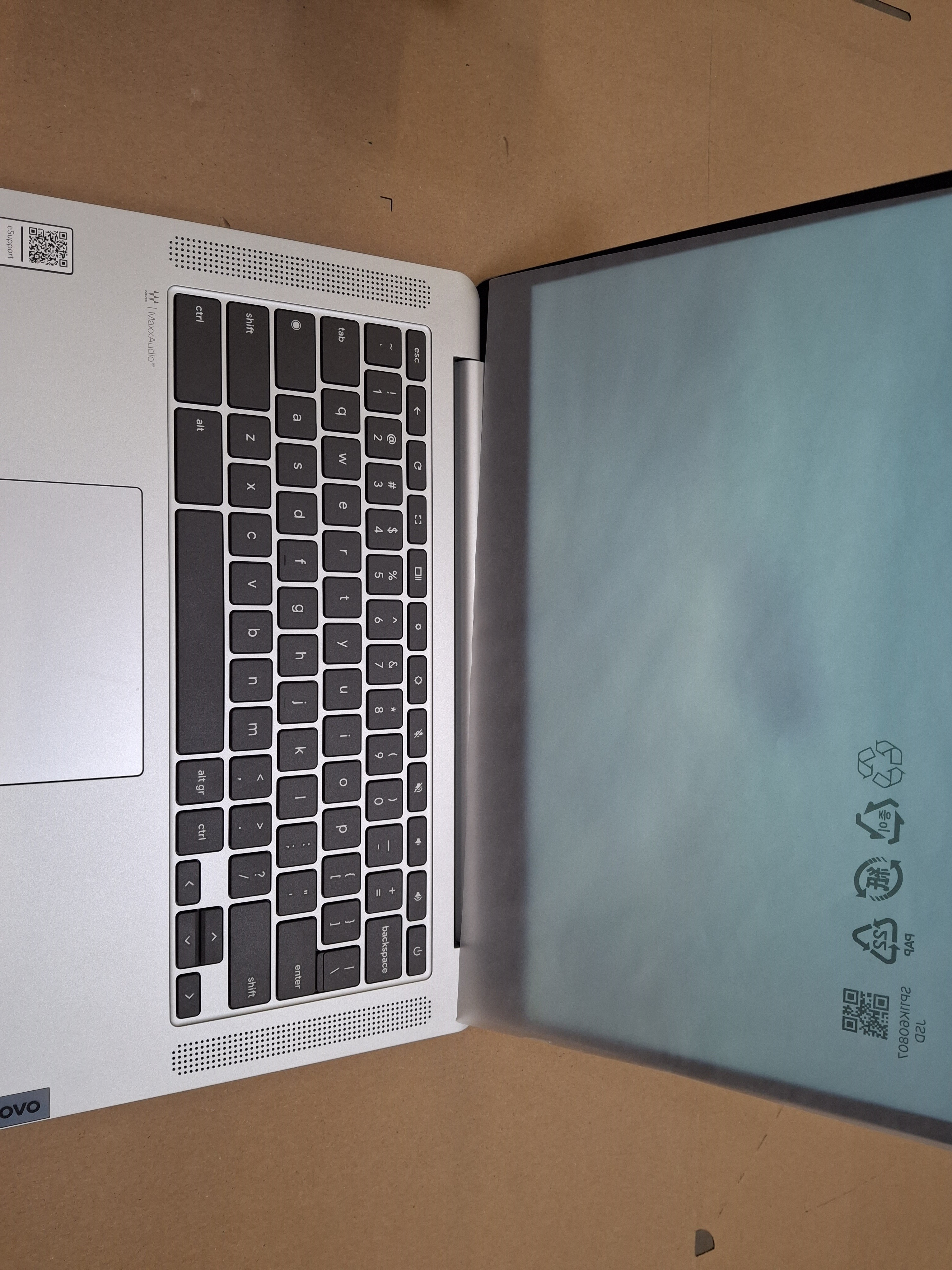 Otwarta klawiatura laptopa. Ekran jest wyłączony, a klawiatura widoczna.