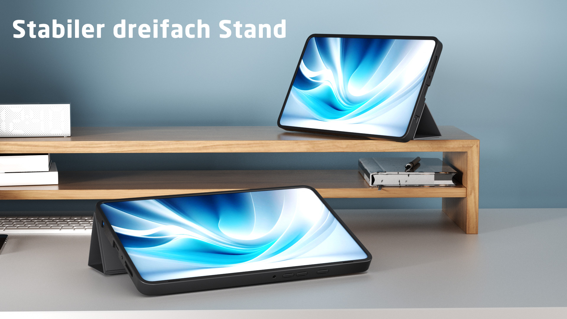 Zwei Tablets mit blauen abstrakten Bildschirmen stehen auf einem Schreibtisch und Regal.