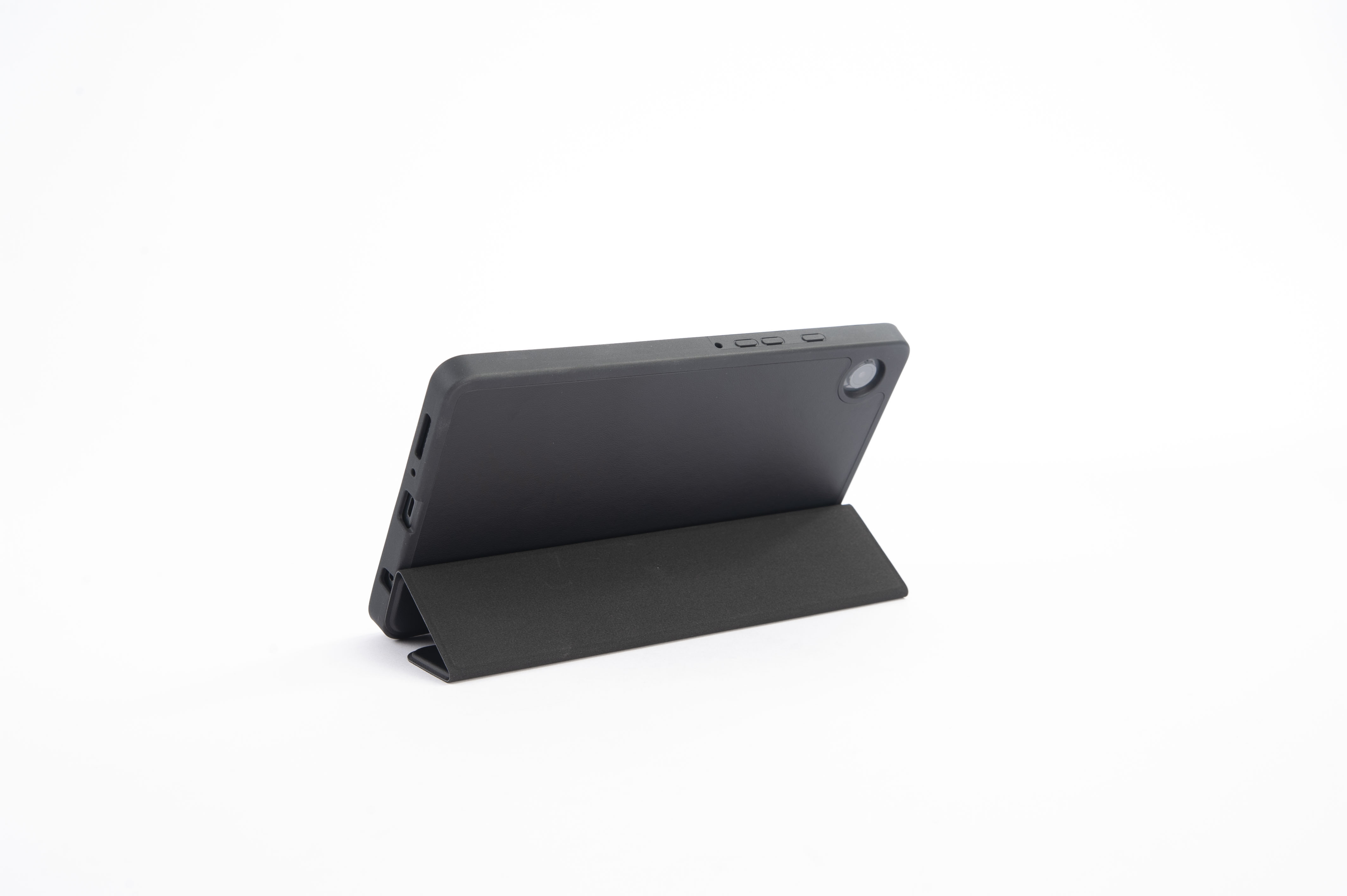 Ein schwarzes Tablet mit Hülle steht aufrecht auf einem weißen Hintergrund.