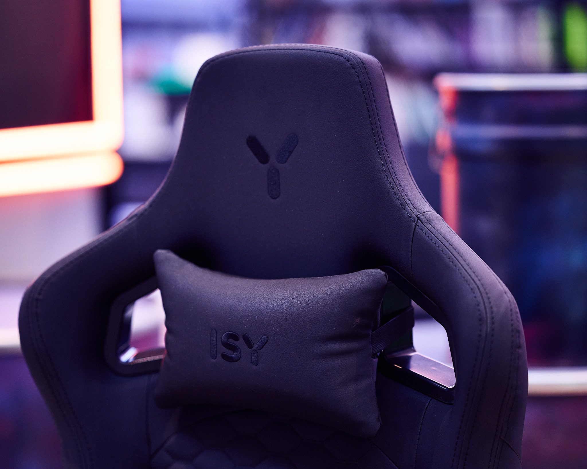 Chaise de jeu noire avec logo ISY.