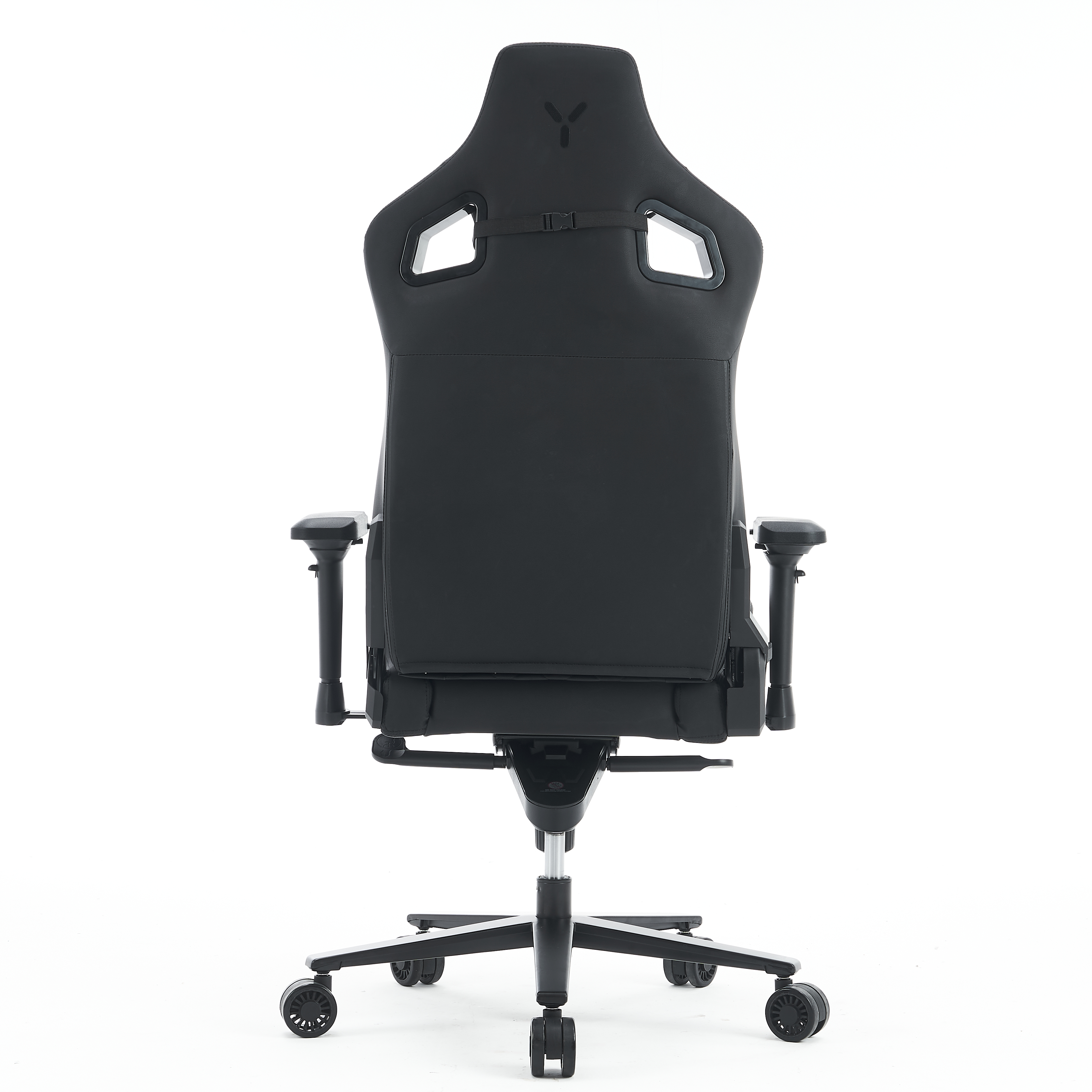 Vue arrière du fauteuil gaming. Cuir noir avec un logo en haut.
