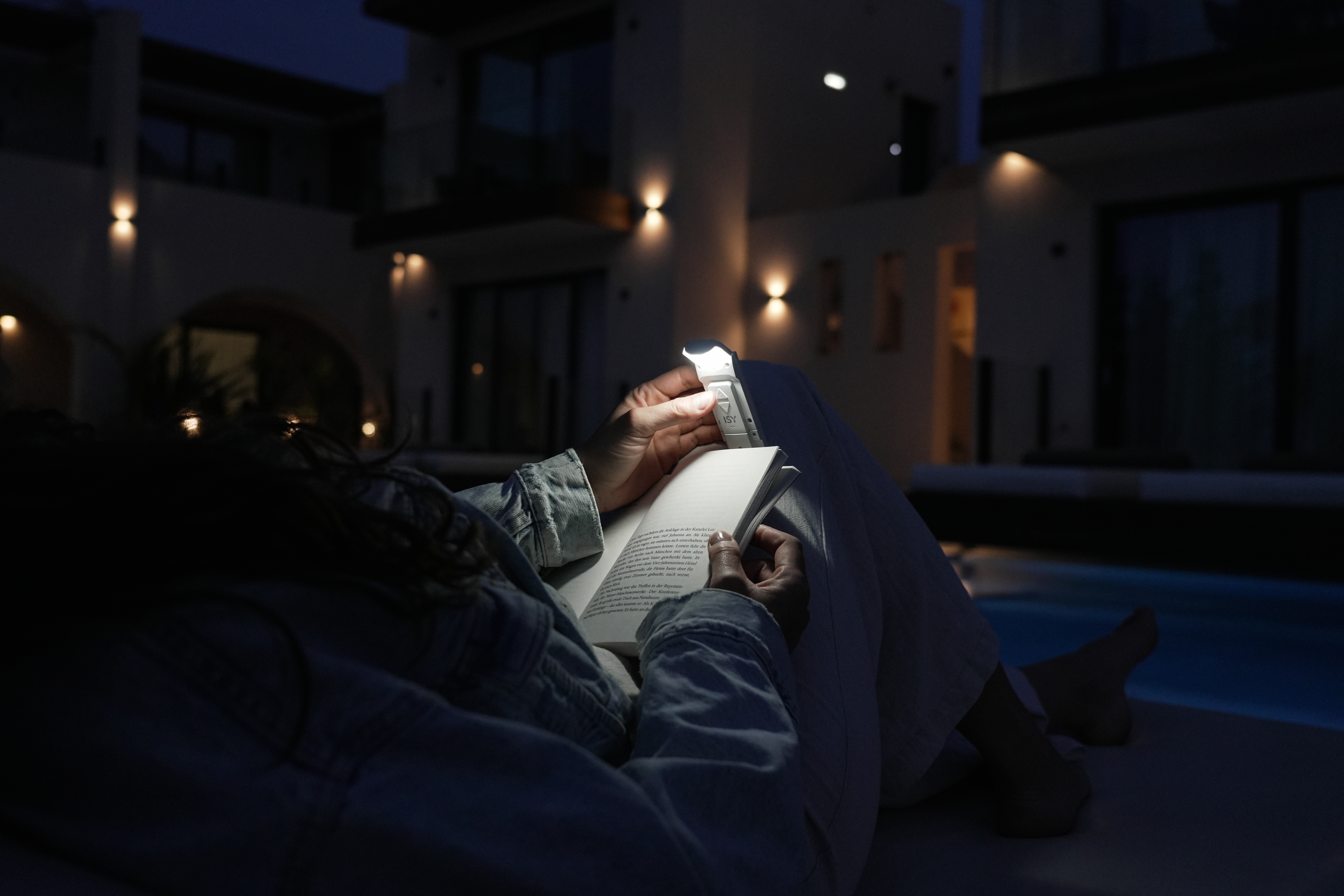 Personne lisant avec une lampe.