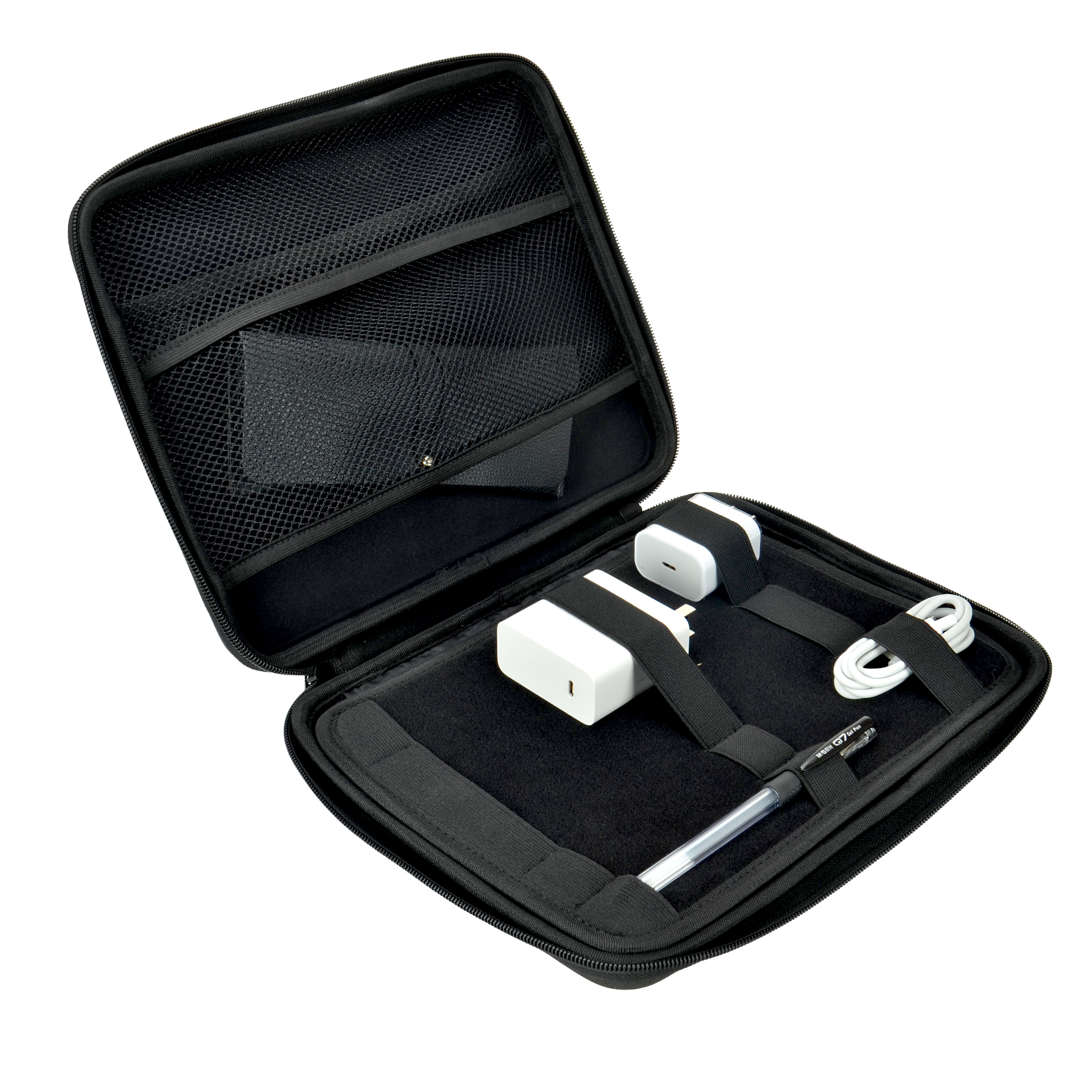 Étui noir ouvert avec chargeur, câble et stylo. L'étui a un filet et des sangles. Fond blanc.