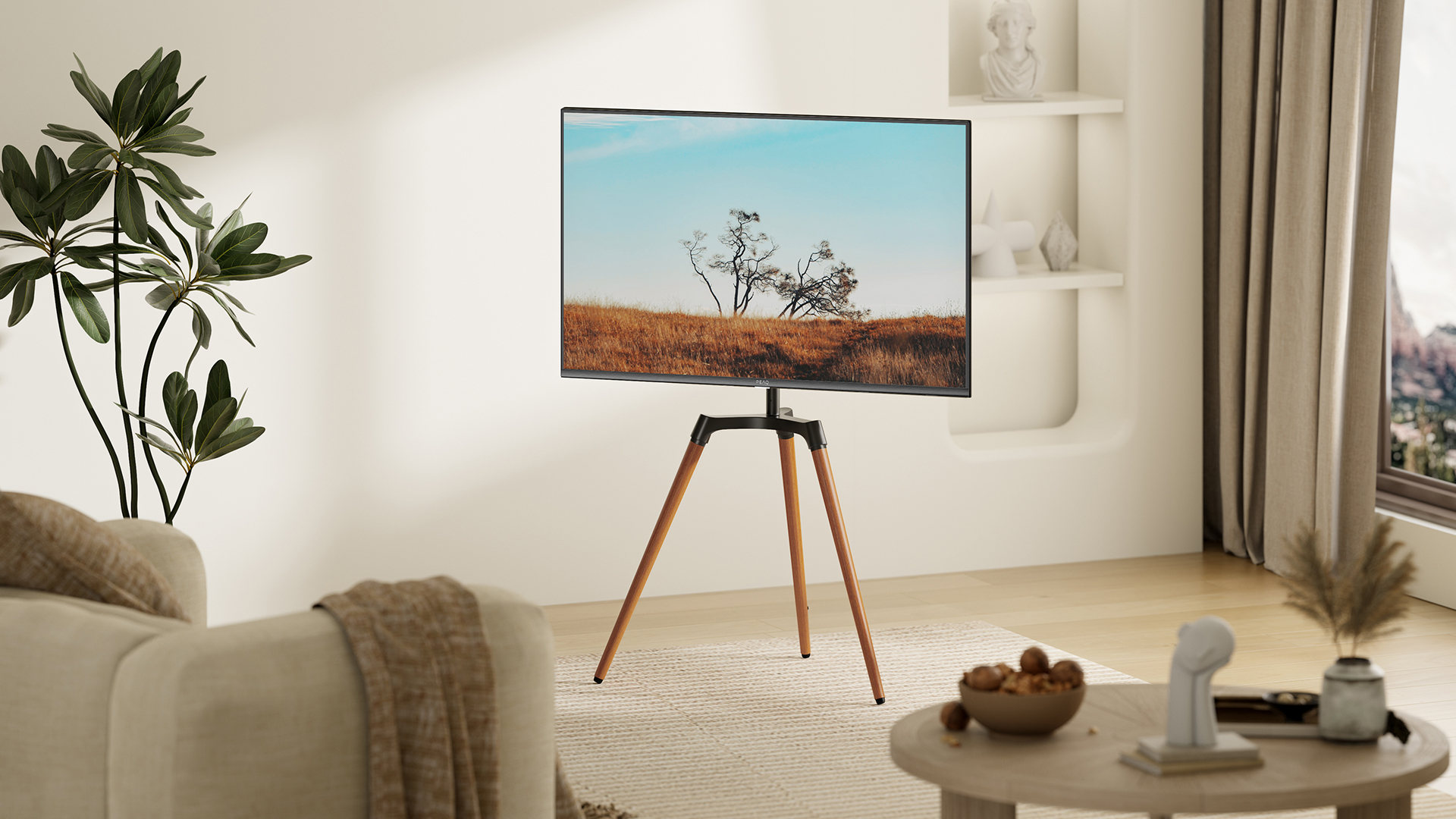 TV sur trépied, paysage. Pièce avec plante, canapé, table décorée, fenêtre vue montagne. Tons neutres.