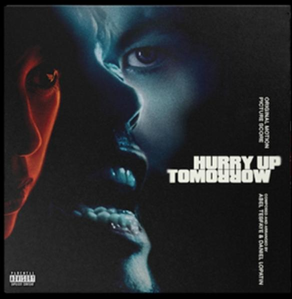 Filmposter mit einem Gesicht im Schatten, blauen Augen und dem Text "Hurry Up Tomorrow".