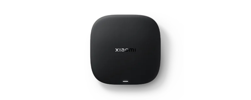 Beyaz zemin üzerinde siyah Xiaomi cihazı, marka adı ile.