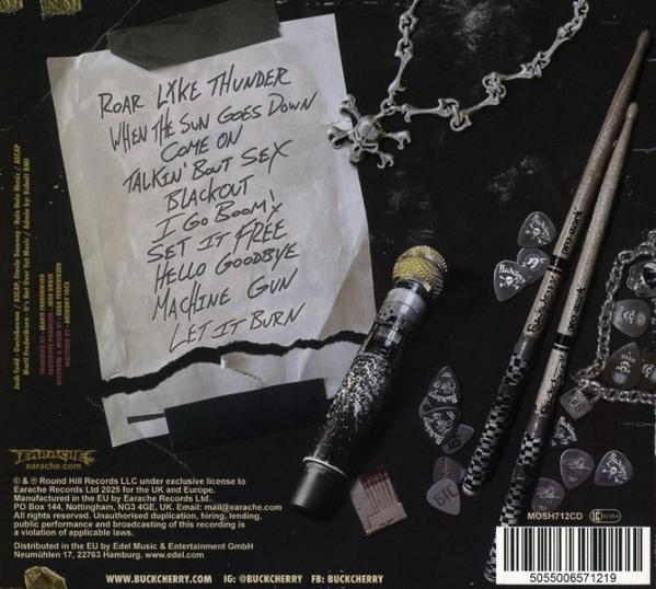 Albumcover mit handgeschriebener Titelliste, Mikrofon, Drumsticks und Plektren. Schwarz-Weiß-Hintergrund.