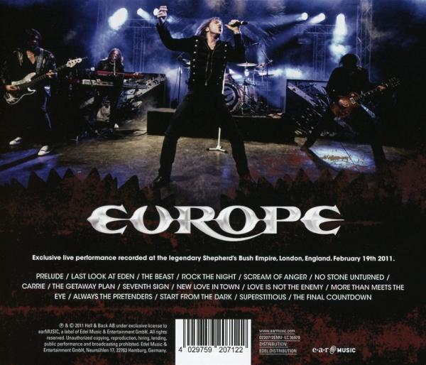 Europe-Band auf der Bühne, die mit Instrumenten auftritt.