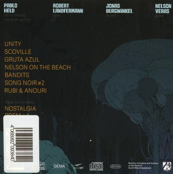 Album-Rückseite: Bandnamen, Titelliste und Credits vor dunklem, strukturiertem Hintergrund.