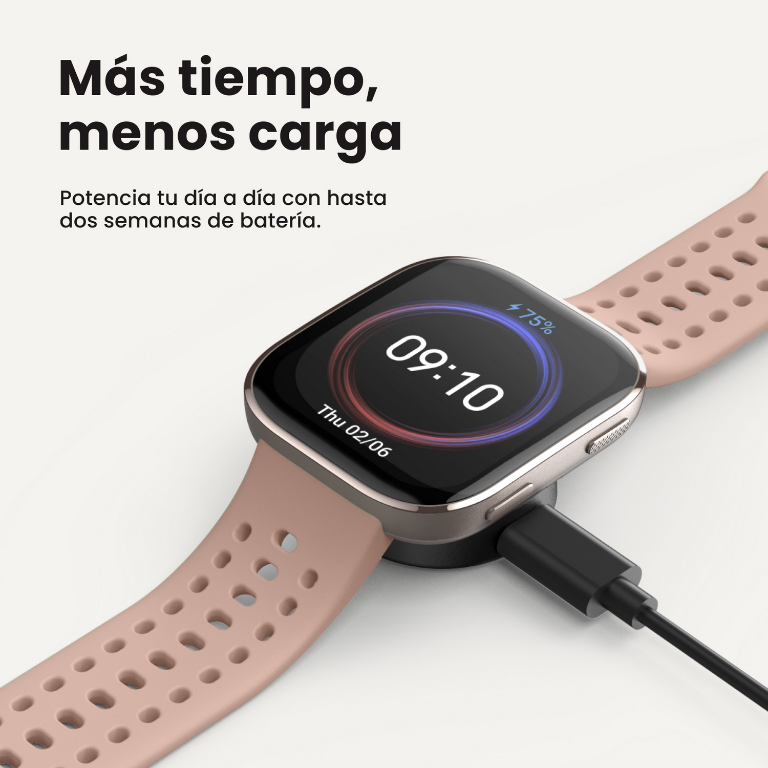 Reloj inteligente cargándose en una base negra. Correa rosa, pantalla muestra hora y batería.