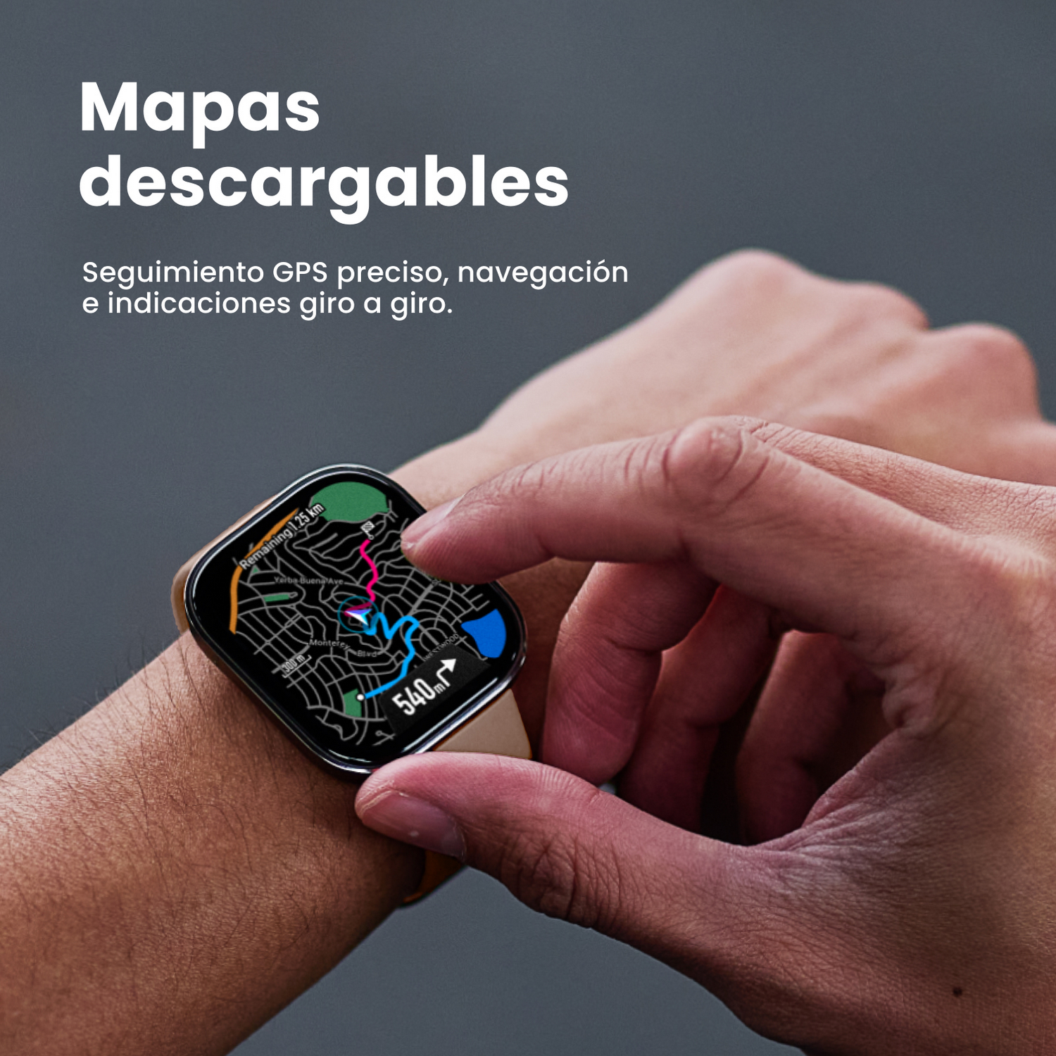 Persona con smartwatch muestra mapa en pantalla, primer plano de la mano.