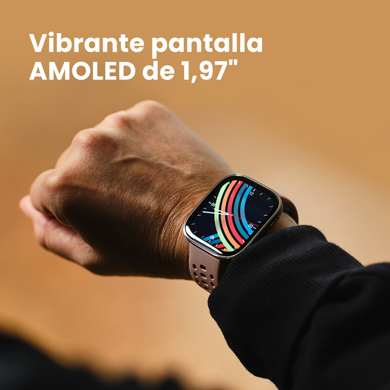 Una persona con una camisa negra lleva un smartwatch con una pantalla colorida. El reloj tiene una correa rosa.