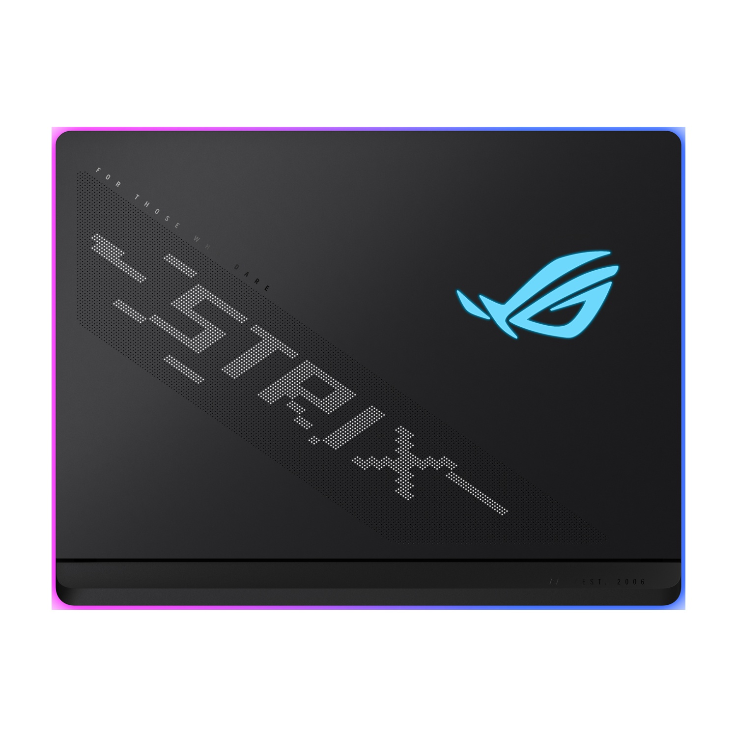 Un primo piano del retro di un laptop nero con il logo e il testo ROG Strix, con illuminazione colorata.