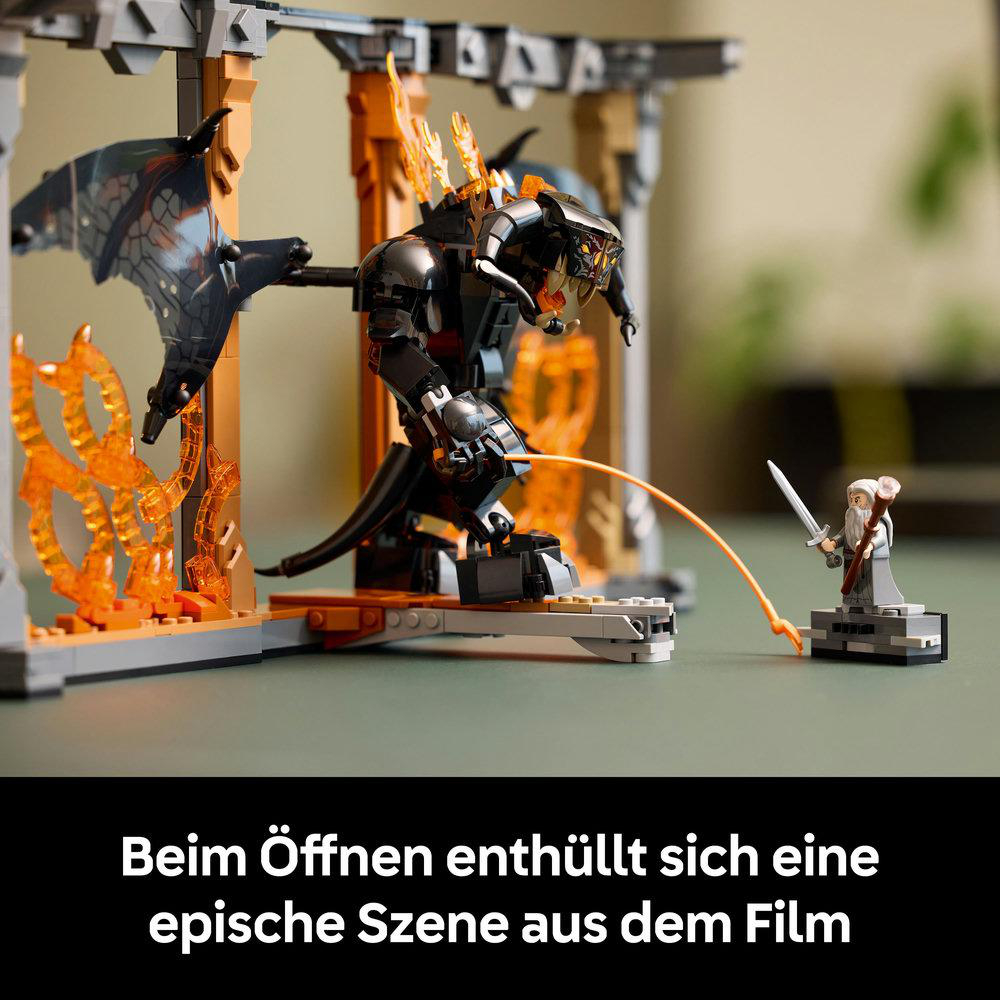 Lego-Set mit einem Dämon und einem Zauberer. Elemente umfassen Feuereffekte und Struktur.
