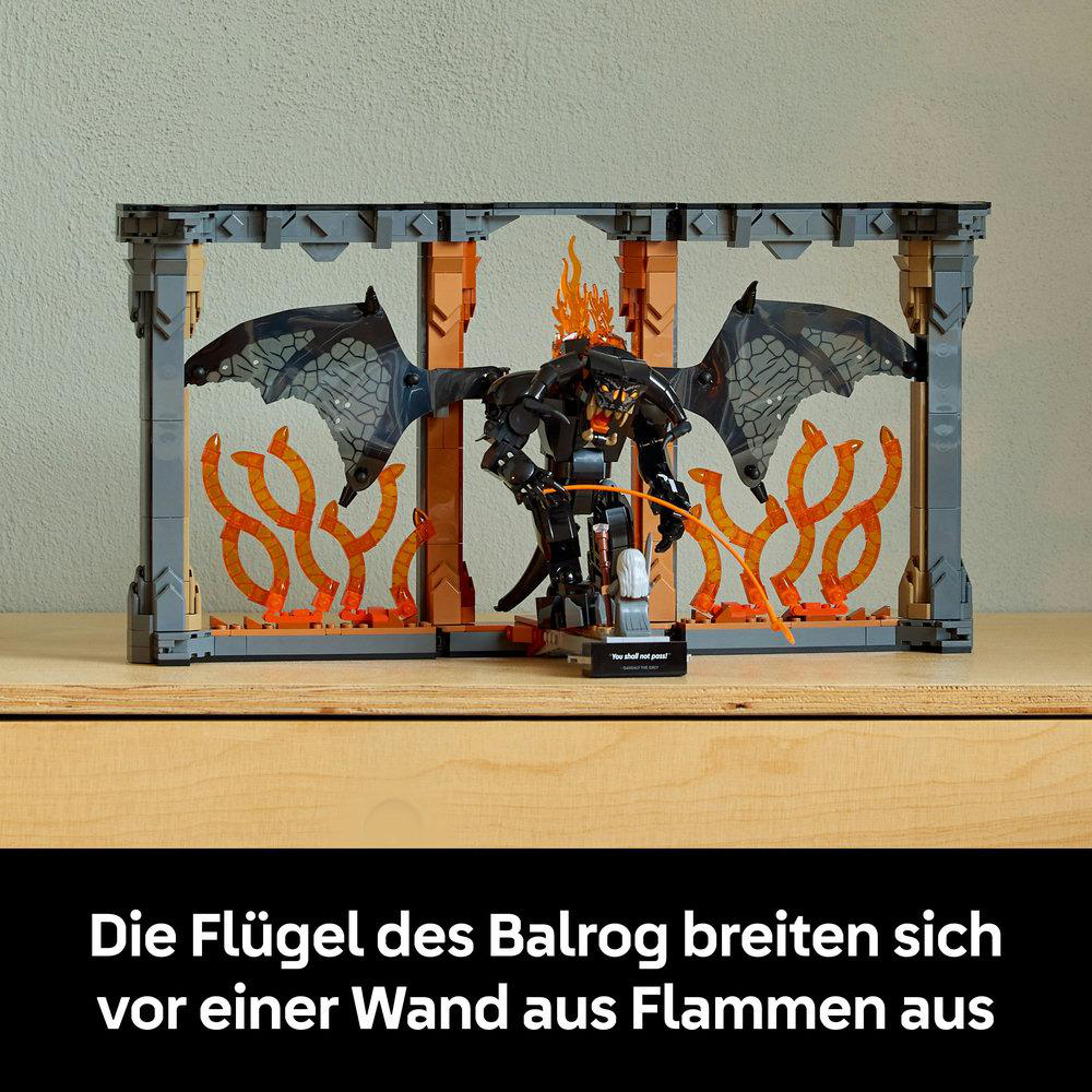 Lego-Set mit einer Balrog-Figur, Flügel ausgebreitet, vor Flammen.