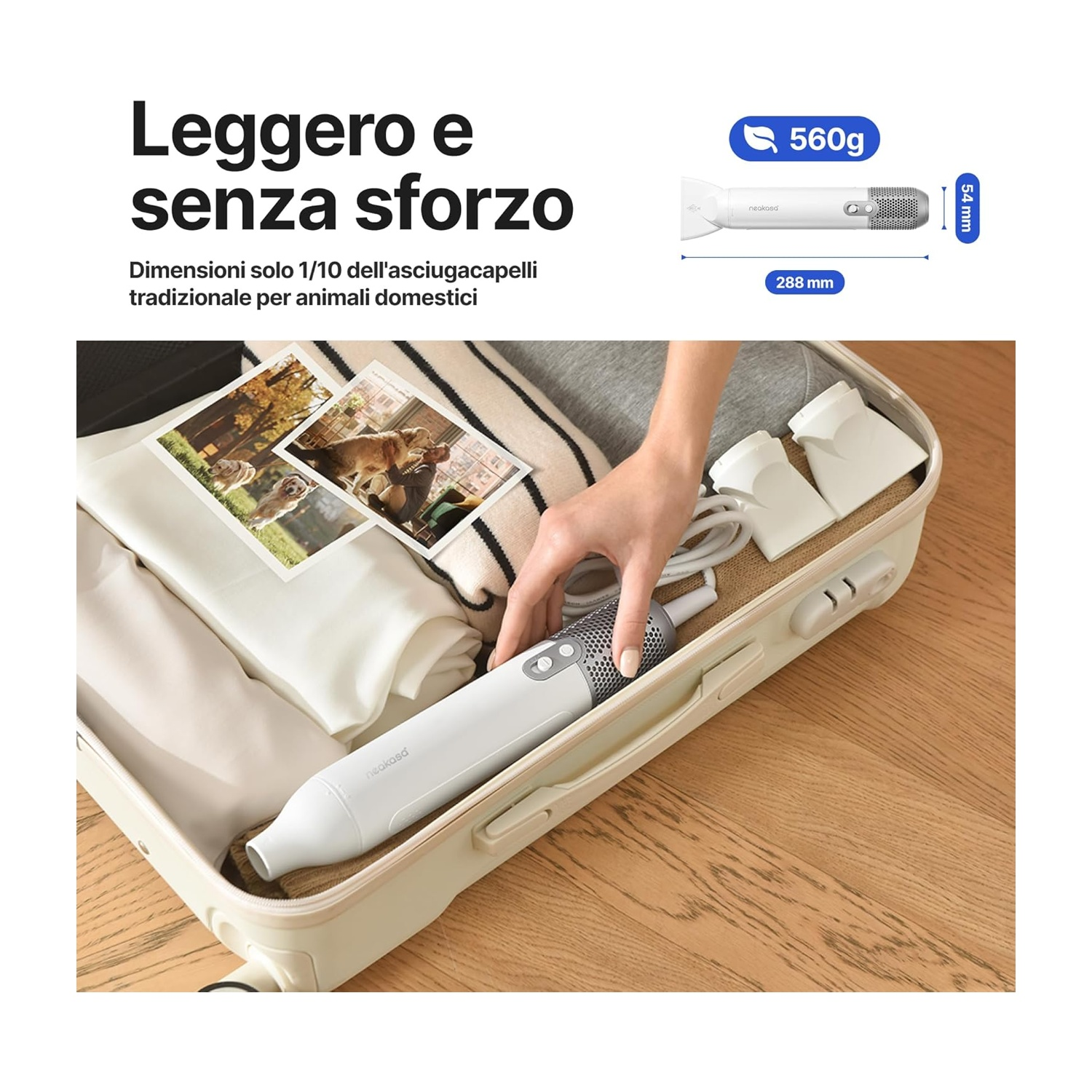 Asciugacapelli bianco per animali domestici in una valigia aperta con vestiti e foto. Il testo dice: 'Leggero e senza sforzo'.