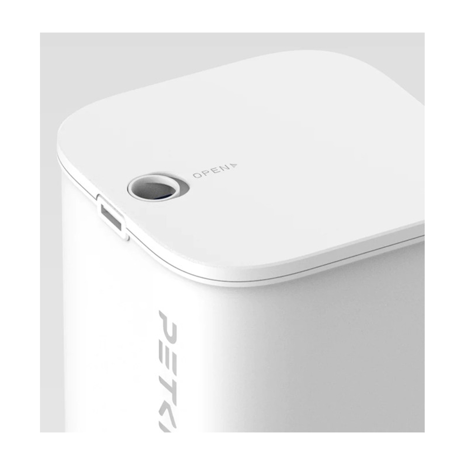 Coperchio del distributore Petkit Solo. Bianco, con apertura e logo Petkit.