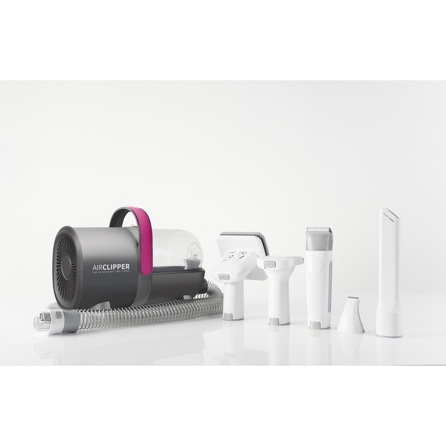Un set di aspirapolvere Airclipper con più accessori. Ha un corpo grigio e rosa, con un tubo e diverse parti.