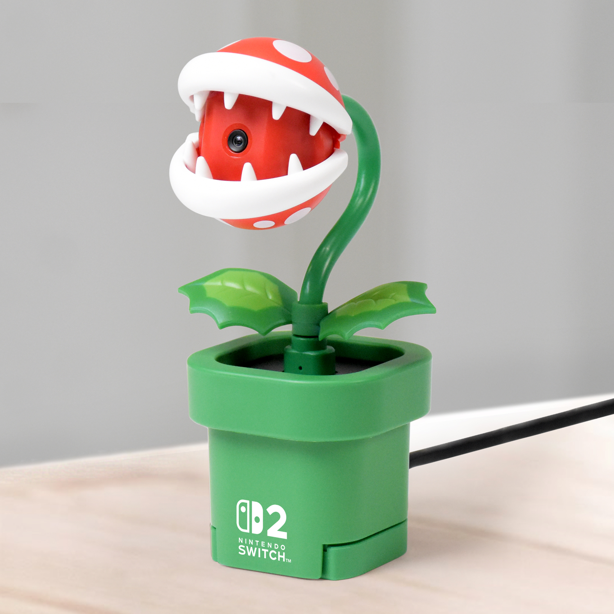 Yeşil saksıda Piranha bitki kamerası, saksıda Nintendo Switch logosu.