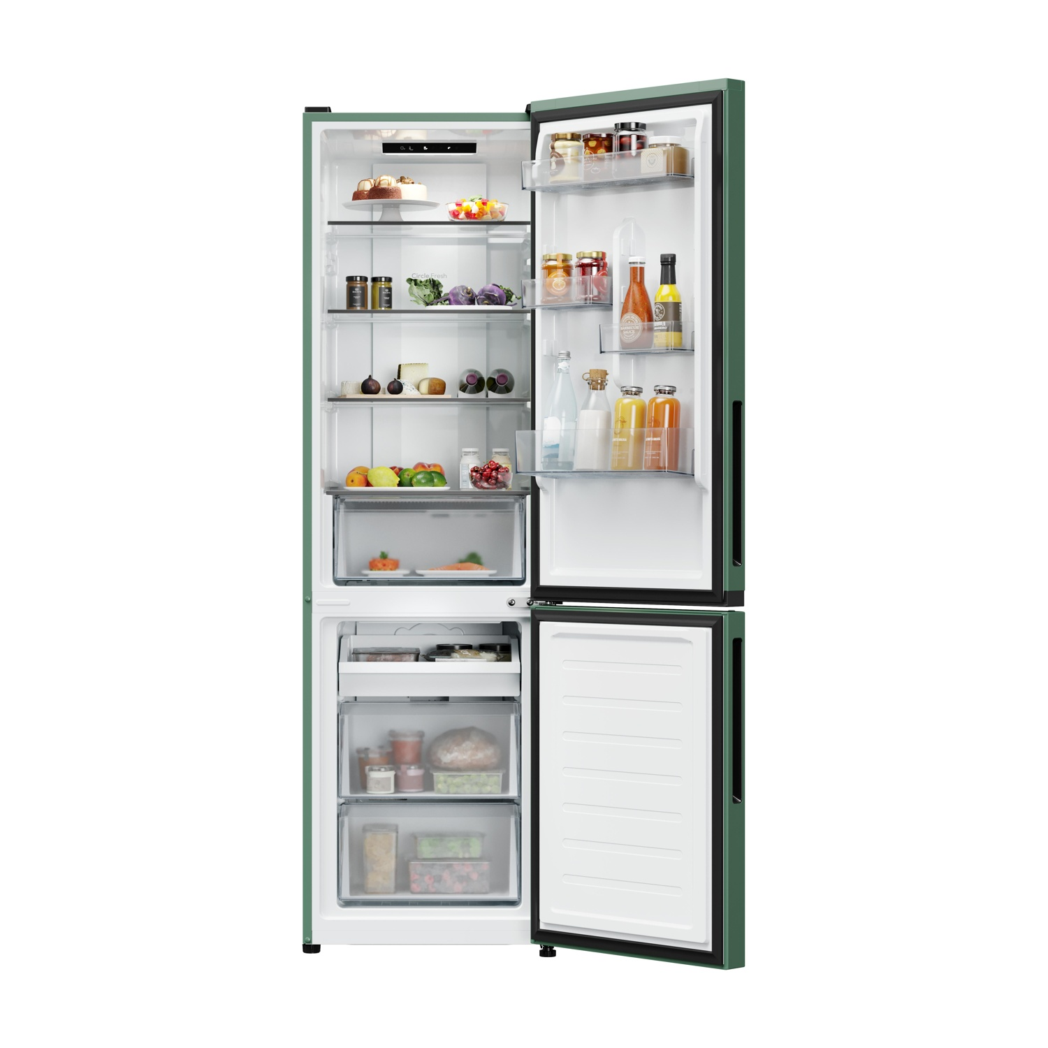 Frigorifero verde, la porta aperta. All'interno ci sono ripiani di cibo e bevande. Congelatore sotto con cibo.