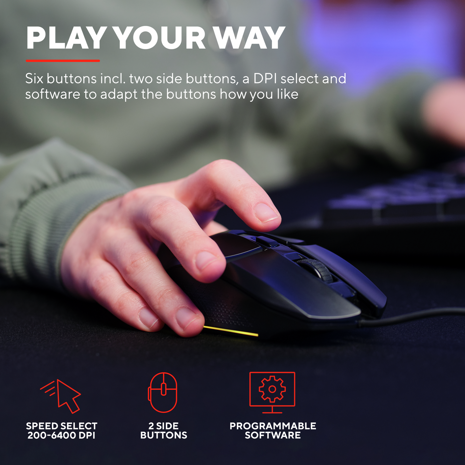 Een hand van een persoon die een zwarte muis met knoppen en een wieltje gebruikt. Tekst: Play Your Way.