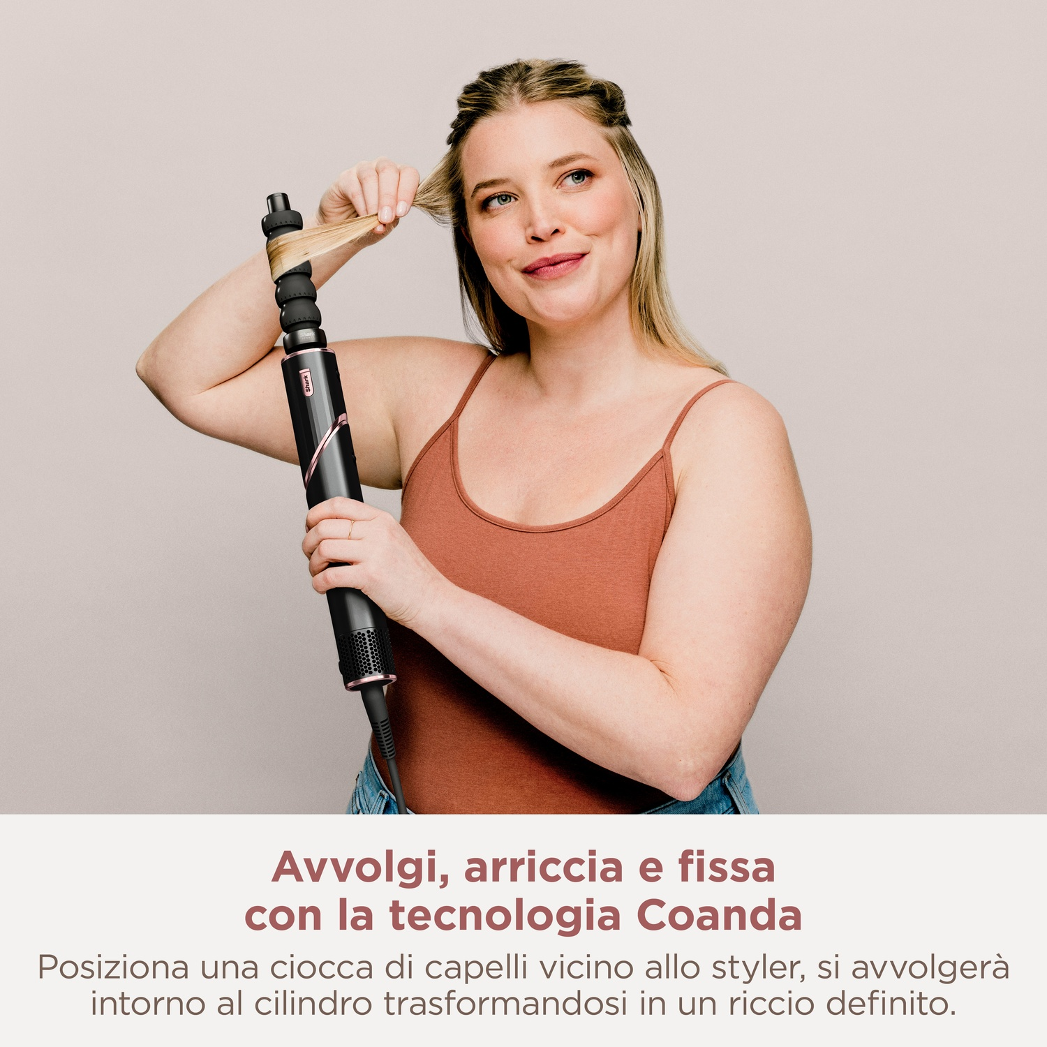 Una donna che usa uno strumento per lo styling dei capelli, avvolgendo i capelli.