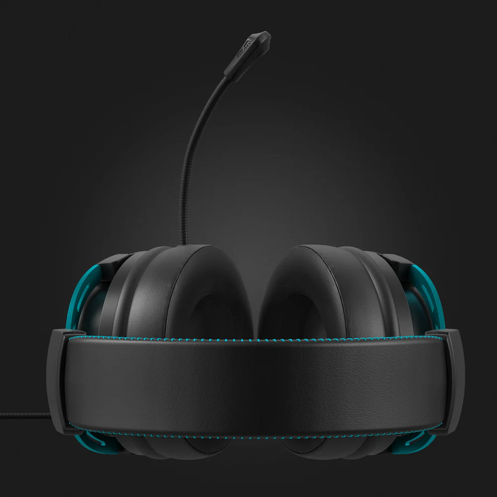 Fekete gamer headset hátulról, kék díszítéssel és fejpánttal. Kábel csatlakozik.