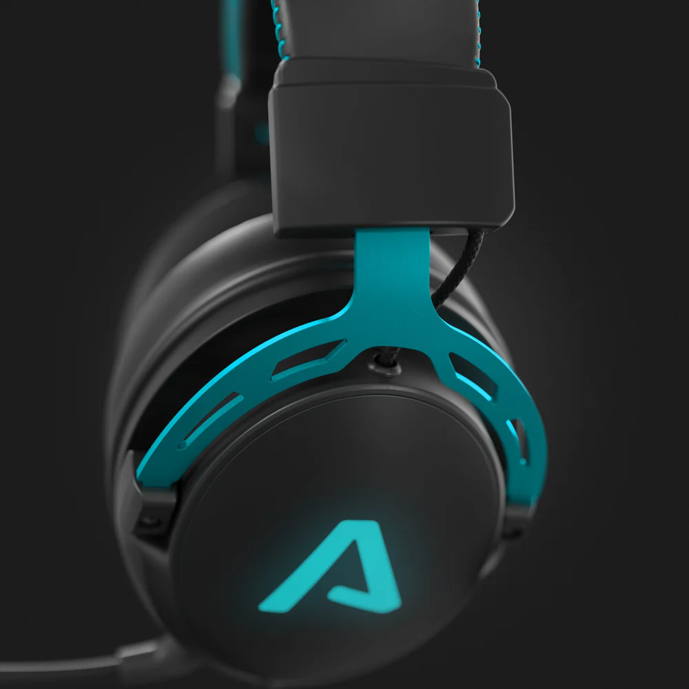 Fekete és türkiz gamer headset. A bal fülkagylón egy türkiz 'A' logó világít.