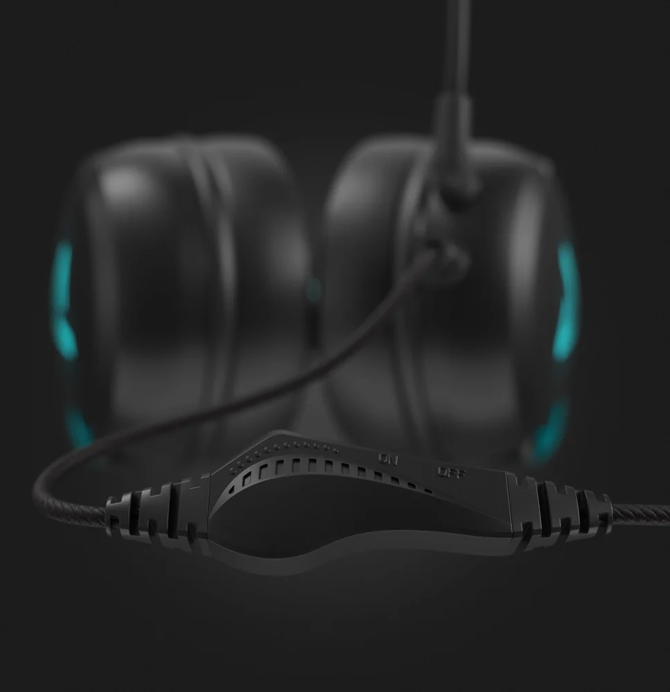 Közelkép a headset vezérlőpaneljéről a kábelen. Fekete hangerő- és mikrofonvezérlőket mutat.