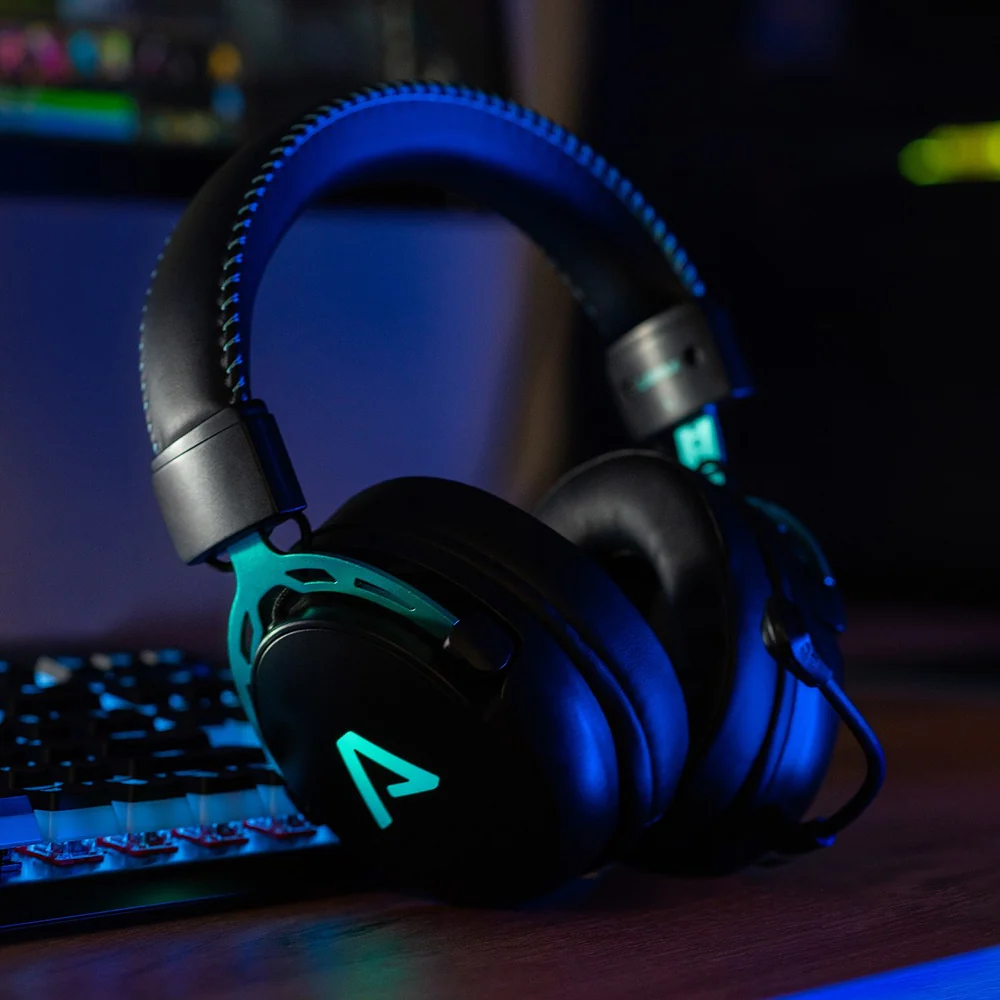 Fekete gamer headset türkiz kiemeléssel a billentyűzeten, világító türkiz 'A'.