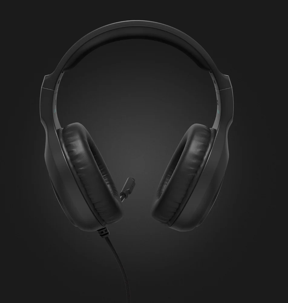 Fekete gamer fejhallgató, elölnézet, fülkagylókkal és mikrofonnal, sötét háttér előtt.