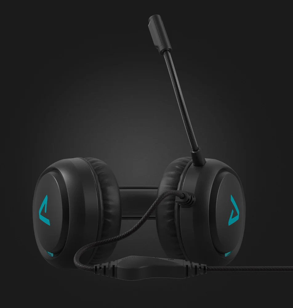 Fekete gamer headset kék fényekkel. A fülhallgatók láthatók, előtérben a mikrofonnal.